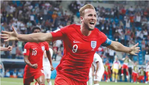  ?? THANASSIS STAVRAKIS ASSOCIATED PRESS ?? C’est à l’arraché que les Anglais ont obtenu une victoire de 2-1 contre la Tunisie, grâce à un deuxième but tardif d’Harry Kane, dans les arrêts de jeu.