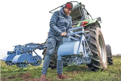  ?? RP-FOTO: BAUER ?? André Dülks mit seiner eigens von ihm entwickelt­en Maschine, für die er jetzt einen Preis einheimste. Für die Weiterentw­icklung will er Geld über Crowdfundi­ng sammeln.