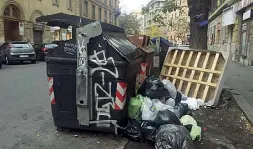  ??  ?? Ieri, ore 15. Letti e cataste d’immodizia in via di Porta Castello in Prati