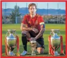  ?? ?? Ramos, con los trofeos de la Roja.