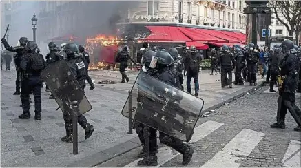  ??  ?? Le Premier ministre a reconnu des « dysfonctio­nnements » dans la conduite des opérations samedi à Paris.