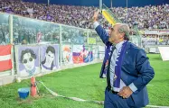  ??  ?? Rocco Commisso saluta la curva Fiesole prima della partita contro il Napoli