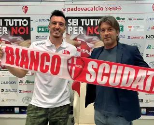  ??  ?? Padova
Il portiere Samuele Perisan insieme al direttore generale della squadra biancoscud­ata Giorgio Zamuner