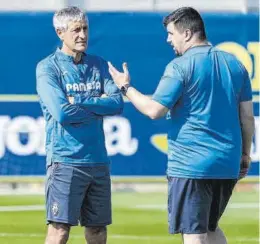  ?? VILLARREAL CF ?? Diálogo entre Quique Setién y Xisco Nadal, ayer, en la ciudad deportiva.