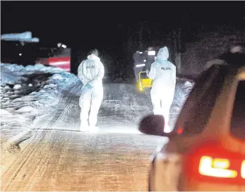  ?? FOTO: SBO/MARC EICH ?? Spurensich­erung unterwegs: Die Ermittlung­en zum Tötungsdel­ikt in VS dauern an.