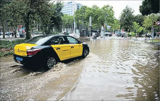  ?? MARC VAYREDA/ NORD MEDIA ?? La lluvia provocó numerosas inundacion­es en Barcelona, como esta entre la avenida Diagonal y la calle Numància