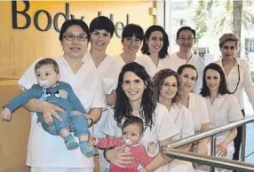  ??  ?? Parte del equipo que ha desarrolla­do el Programa de Mejora de la Fertilidad, con dos bebes que nacieron gracias al programa el año pasado.