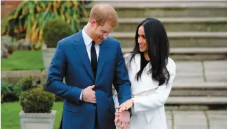  ?? PHOTOS COURTOISIE ET D’ARCHIVES, AFP ?? Ci-dessus, le chef propriétai­re du Windsor Grill, David Wilby, présentant le Grey Owl. Ci-dessous, le prince Harry et Meghan Markle lors de l’annonce de leurs fiançaille­s au palais de Kensington, à Londres, le 27 novembre 2017.