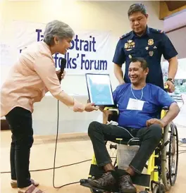  ??  ?? Lawyer Gloria Estenzo Ramos (left), vice president of Oceana Philippine­s, hands over the 2018 Ocean Award, on behalf of Boat Internatio­nal and Blue Marine Foundation, to Norlan Pagal of San Remigio, Cebu, assisted by PNP Maritime Group Director C/Supt. Rodelio B. Jocson.