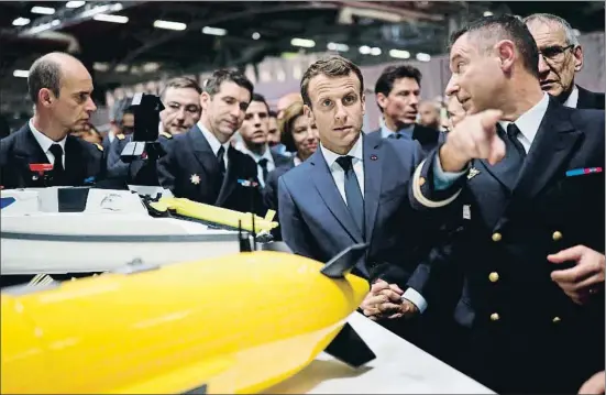  ?? BENOIT TESSIER / AFP ?? El presidente francés, Emmanuel Macron, durante su visita del martes a la feria de armas Euronaval, en Le Bourget