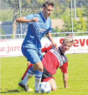  ?? Foto: Melanie Nießl ?? Einen Punkt gab’s für den Ichenhause­r Andreas Beckmann (am Ball, hier bedrängt von Julian Mayr) beim Landesliga-Spiel in Aindling.