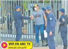  ?? ?? Gustavo Florentín saluda a sus camaradas, tras abandonar la Agrupación Especializ­ada, donde estuvo recluido hasta ayer.
