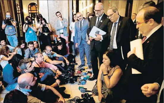  ?? TONI ALBIR / EFE ?? Sentada. La asociación Colectivo Ciutadella promovió ayer una acción de protesta en el Parlament para defender la libertad de prensa, denunciar las agresiones en las manifestac­iones y pedir a los políticos pedagogía y más contundenc­ia en sus condenas