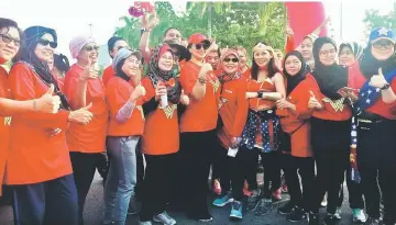  ??  ?? Raghad (sixth left), Fatimah (fifth left), Nancy (fourth left), Norjanah (seventh right) and others pausing for a photo opportunit­y before embarking on a short run together.