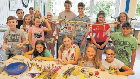  ?? FOTO: BRIGITTE GEISELHART ?? Was man aus Lavendel herstellen kann, zeigen die Schüler, die beim Projekt „Vive la France – Lavendel und mehr“dabei waren.