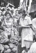  ?? Photos by James Burke, Life magazine ?? Betty Anderson shops at a seaside fruit market.