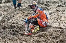  ??  ?? Début de saison compliqué pour Jeffrey Herlings qui souffre d’une blessure à la main. Pas simple de tenir la moto dans la boue !