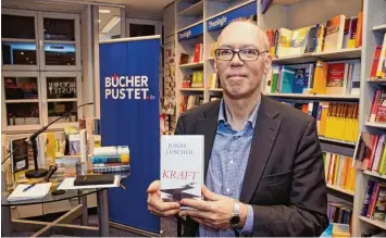  ?? Foto: Jakob Stadler ?? Martin Hielscher ist Lektor beim C. H. Beck Verlag. Er wählt die Manuskript­e aus, die verlegt werden sollen, und erarbeitet mit den Schriftste­llern gemeinsam die Druckfassu­ng. In Augsburg erzählte er von seinen Erfahrunge­n.