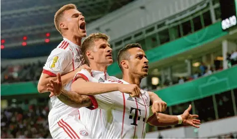  ?? Foto: Langer, Eibner Pressefoto ?? Sie üben schon mal für den „Triple“ Jubel: Joshua Kimmich, Thomas Müller und Thiago (v. l.) feiern den 6:2 Sieg des FC Bayern im Halbfinale des DFB Pokals gegen Bayer Le  verkusen. Damit stehen die Münchner als erster Finalist von Berlin fest.