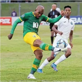  ?? /ROGAN WARD/GALLO IMAGES ?? Thabani Zuke of Arrows kicks the ball during the match against Bay on Saturday.