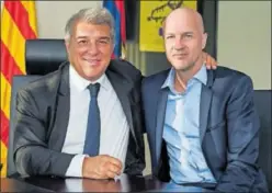  ?? ?? Jordi Cruyff se saluda con Joan Laporta.