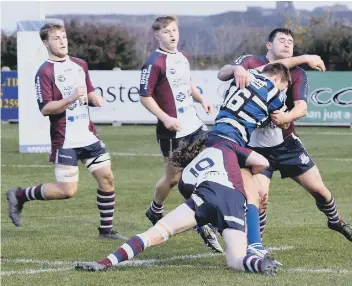  ??  ?? Angus Frend (number 10) and Billy Parker stop a Driffield attack