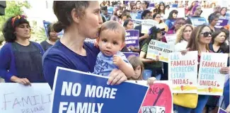  ??  ?? La separación de familias en la frontera de EEUU ha sido rechazada.