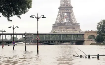  ?? REUTERS/PIXSELL ?? Pariz je suočen s novom nevoljom: izlila se rijeka Seine i poplavila ulice, a 10. lipnja je otvaranje Eura