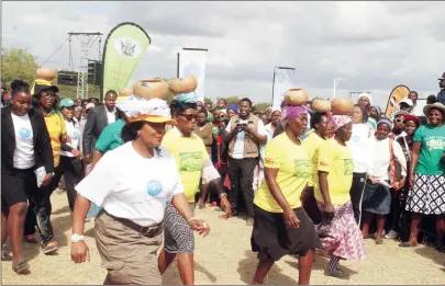  ?? Picture by ?? First Lady Auxilia Mnangagwa joins women in a clay pot run at Manyoni Secondary School in Gokwe on Saturday. —