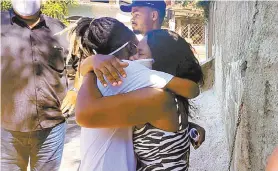  ?? ACERVO PESSOAL ?? O violonceli­sta Luiz Carlos Justino abraça a mãe ao deixar a prisão