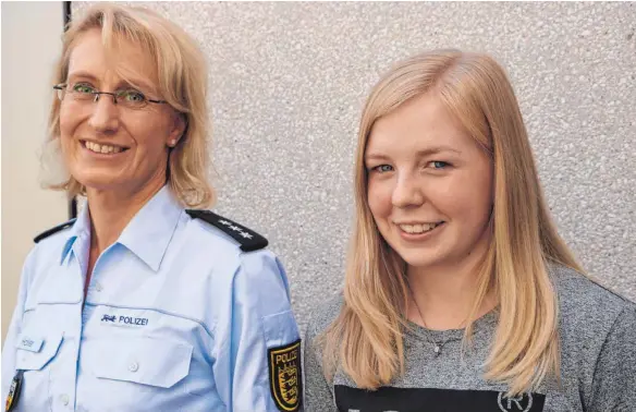  ?? FOTO: KATJA KORF ?? Hauptkommi­ssarin Manuela Haller (47) ist da, wo Sina-Marie Meissner (18) hin will: in einer Führungspo­sition bei der Polizei.