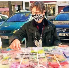  ?? RP-FOTO: HOLGER LODAHL ?? Brigitte Peter-Nießen näht die Masken selbst und verkauft sie – bei schönem Wetter – mittags an der Lorettostr­aße.