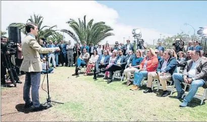  ?? QUIQUE CURBELO / EFE ?? El líder del Partido Popular, Pablo Casado, en un encuentro con empresario­s ayer en Gran Canaria