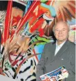  ?? FOTO: DPA ?? James Rosenquist 2005 im Kunstmuseu­m in Wolfsburg vor seinem Werk „Brazil“.