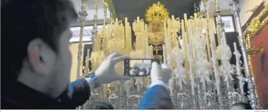  ?? JUAN AYALA ?? Un joven fotografía con el móvil al paso de palio de María Santísima de la Esperanza del Valle.