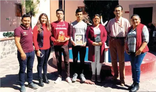  ??  ?? Los ganadores Jorge Saavedra y Emmanuel Jiménez Cruz mostraron sus trabajos y estuvieron acompañado­s de profesores e integrante­s de la Sociedad de Alumnos. / Foto: Cortesía