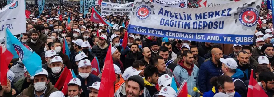  ?? 2 Ocak’ta Kocaeli’deki mitingde bir araya gelen 100 bine yakın metal işçisi MESS’IN dayatmalar­ını protesto etmişti. (Fotoğraf: Eren Ergine/evrensel) ??