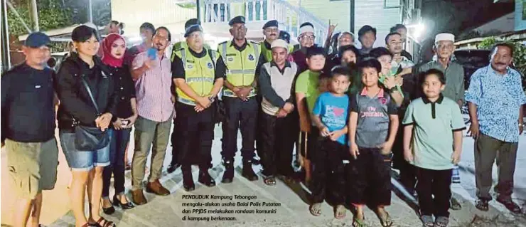  ??  ?? PENDUDUK Kampung Tebongon mengalu-alukan usaha Balai Polis Putatan dan PPJDS melakukan rondaan komuniti di kampung berkenaan.