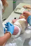  ?? Foto: GOIB ?? Una enfermera dispuesta a vacunar a un bebé con una de las nuevas dosis, más completas, contra el neumococo.