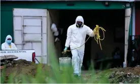  ?? Photograph: Marvin Recinos/AFP/Getty Images ?? Forensic scientists work at the home of the former police officer Hugo Ernesto Osorio, where at least 15 bodies and as many as 40 are believed to be buried.