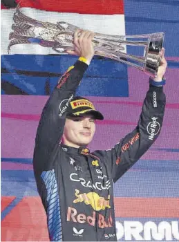  ?? EFE / ALI HAIDER ?? Verstappen levanta el trofeo como ganador del Gran Premio de Arabia.