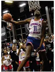  ?? DAVID BANKS / GETTY IMAGES ?? Mo Bamba, dunking at a McDonald’s All American game, was rated the country’s second-best recruit. He chose UT over Kentucky, Duke and Michigan.