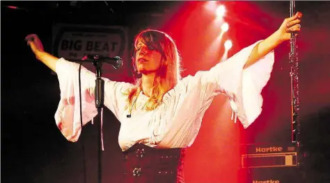  ?? BILD: MELINA BEHRENS ?? Stark und stimmungsv­oll: Kaja Fischer von der Progressiv­e-Rock-Band „Eyevory“sorgte mit ihrer Querflöte für sanfte Klänge, die inmitten von lauter Musik zum Träumen und in eine märchenhaf­te Welt einluden.