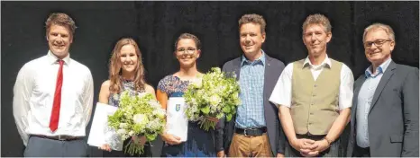  ?? FOTO: PRIVAT ?? Auszeichnu­ng am Abiball (von links): Klassenleh­rer Stephan Rosenwirth (Klasse 13C), Simone Sprenger, Ina Lara Morent, Landrat Harald Sievers, Klassenleh­rer Martin Stuckenber­g (Klasse 13F) und BSW-Schulleite­r Raimund Frühbauer