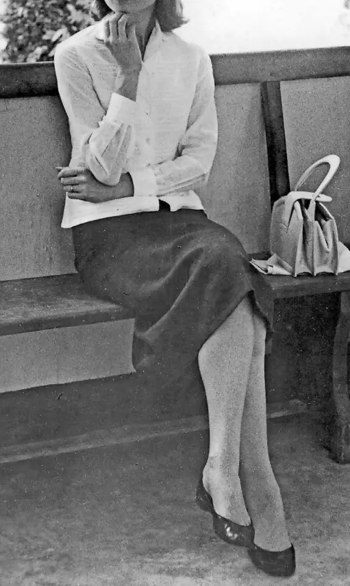  ??  ?? LA ACTRIZ Audrey Hepburn, pensativa, en la estación de Stanleyvil­le, durante el rodaje de la película “Historia de una monja”; dirigida por el cineasta Fred Zinnemann.