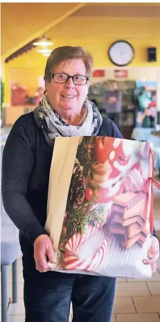  ?? RP-FOTO: ACHIM BLAZY ?? Christa Beyer hat schon mal exemplaris­ch eine Weihnachts­tüte für die Tafel-Besucher gepackt.