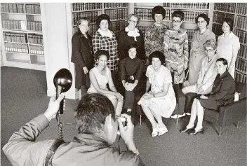  ?? FOTO: DPA ?? Historisch­es Gruppenbil­d mit zwölf Damen: Die ersten zehn im Jahr 1971 gewählten Nationalrä­tinnen der Schweiz und zwei Nachrücker­innen lassen sich fotografie­ren.