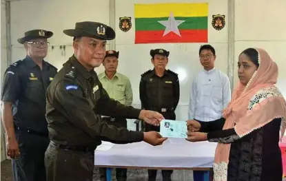  ?? FOTO: INFORMATIO­N COMMITTEE, MYANMAR ?? En trebarnsfa­milie fikk medisinsk tilsyn da de registrert­e seg i Myanmar, ifølge landets myndighete­r.