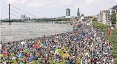  ?? FOTO: ANNE ORTHEN ?? Während des ganzes Tages drängten sich am Düsseldorf­er Rheinufer Hunderttau­sende Menschen.