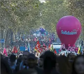  ??  ?? Mardi, la manifestat­ion a réuni entre 11500 et 21500 personnes à Paris.